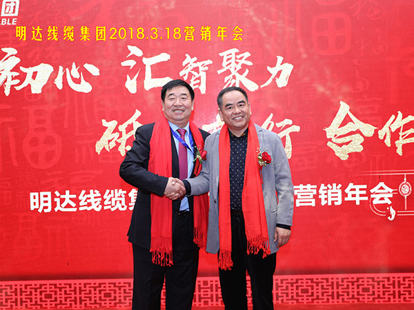 2018年营销年会，中国质量万里行促进会常务副会长高伯海参加澳门新匐京(中国)官网-Macau Store，与董事长雷国玺合影。